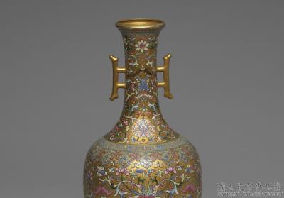 图片[2]-Porcelain vase with halberd handles and floral pattern painted in fen-ts’ai enamels in a gold ground, Ch’ien-lung reign (1736-1795), Ch’ing dynasty-China Archive